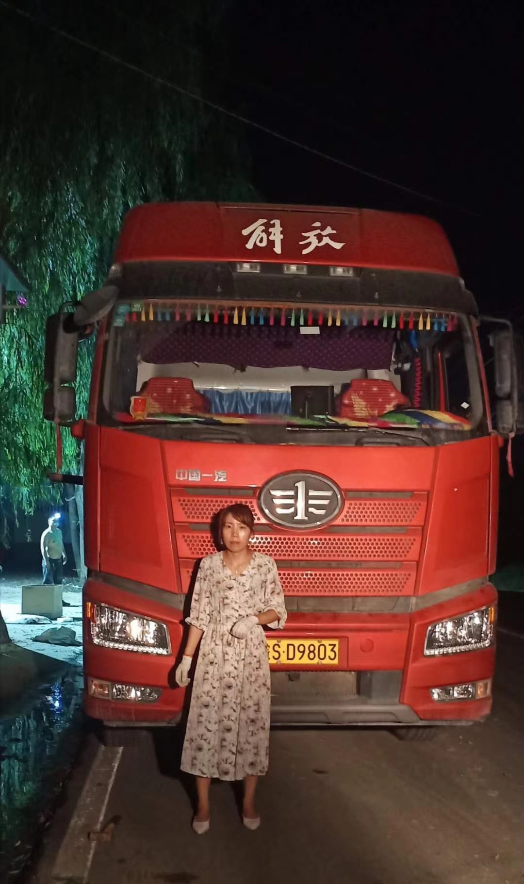 ，有自動(dòng)拔管自動(dòng)落管功能，可定制左右側(cè)推功能，配有三片打孔刀，打孔刀是防傷紙刀組，